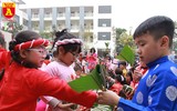 Học sinh Hà Nội thích thú gói bánh chưng ngày Tết